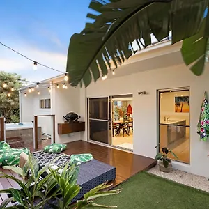  Holiday home Slice Of Heaven By The Sea!